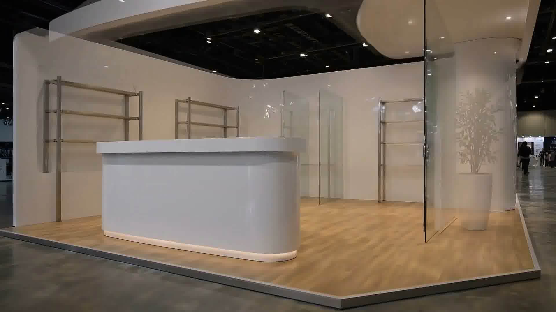 Interior de stand com recepção curva e acabamento em madeira clara
